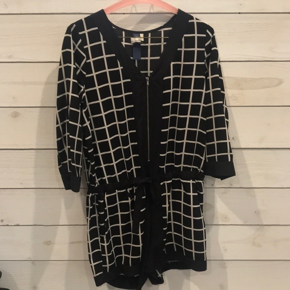 Francesca‘s one piece shorts romper, 3/4 sleeve, b&w checkered, size small - Picture 3 of 5